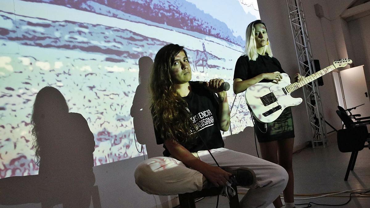 Verónica Fernández y Julia Fernández, durante  un ensayo de su pieza “Morrú”. 
Ángel González