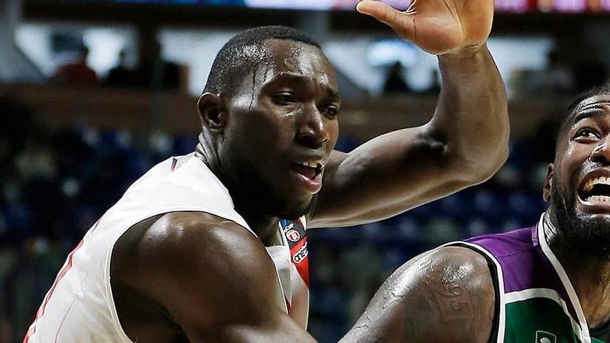 Michael Ojo, a la izquierda, en un partido ante el Unicaja.