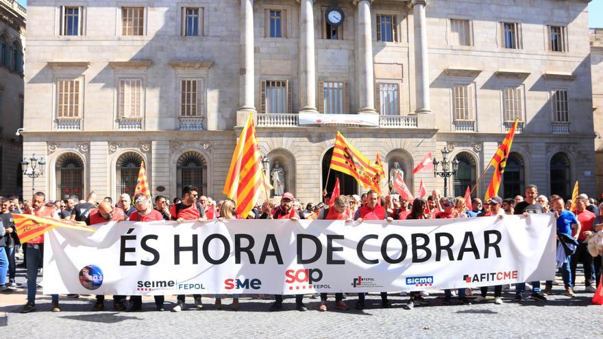 Agents dels Mossos d'Esquadra es manifesten davant del Palau de la Generalitat amb una pancarta amb el missatge &quot;És hora de cobrar&quot;.