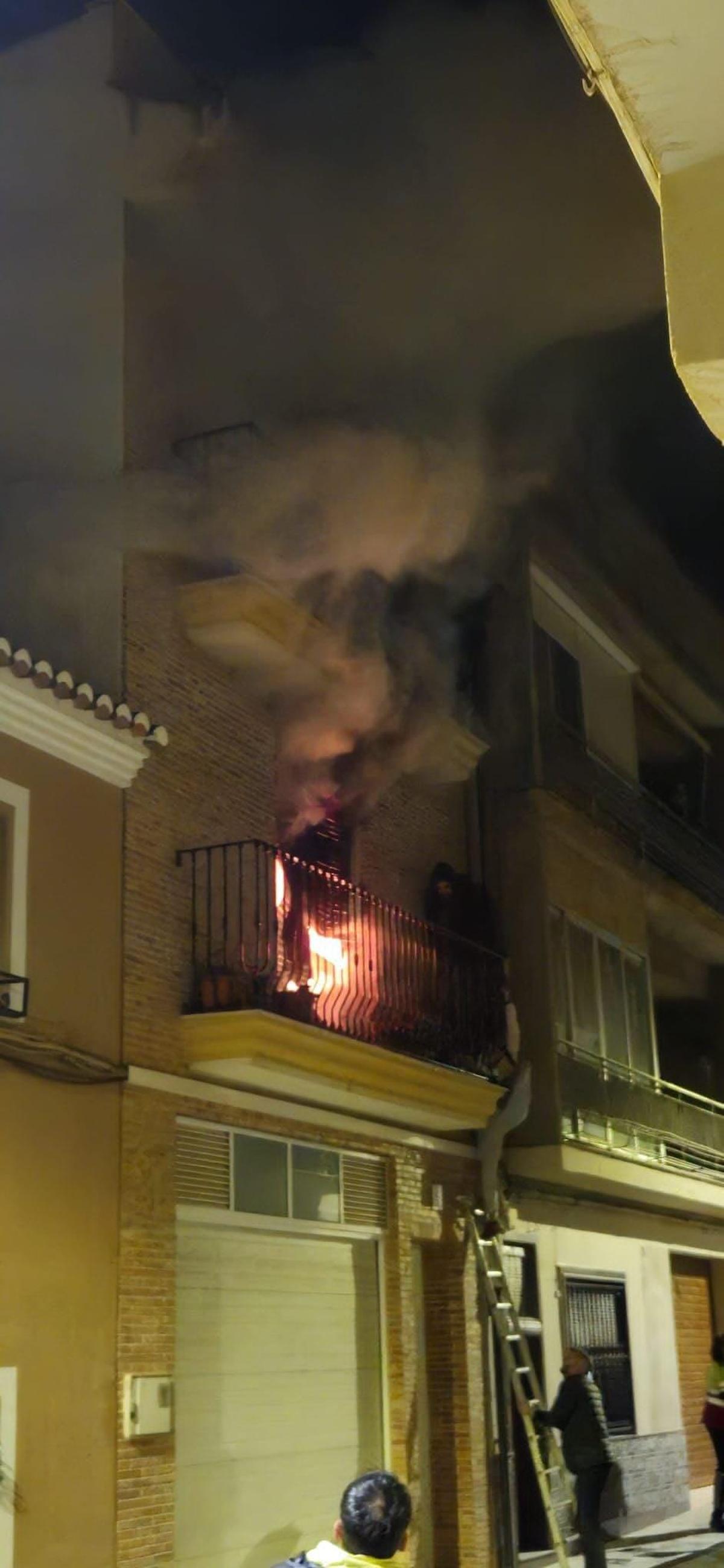 Una pareja es salvada por la Policía Local y vecinos en un incendio declarado en l'Alcúdia de Crespins