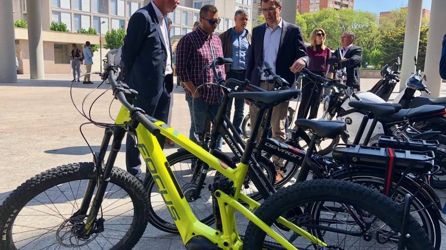 El alcalde de Murcia junto a una bancada de bicicletas