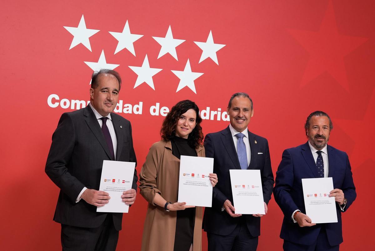 La presidenta de la Comunidad de Madrid, Isabel Díaz Ayuso, el pasado mayo, con los decanos de los colegios de abogados de Alcalá de Henares, Ángel Llamas, y Madrid, Eugenio Ribón, y el entonces decano del colegio de procuradores de Madrid, Alberto García.