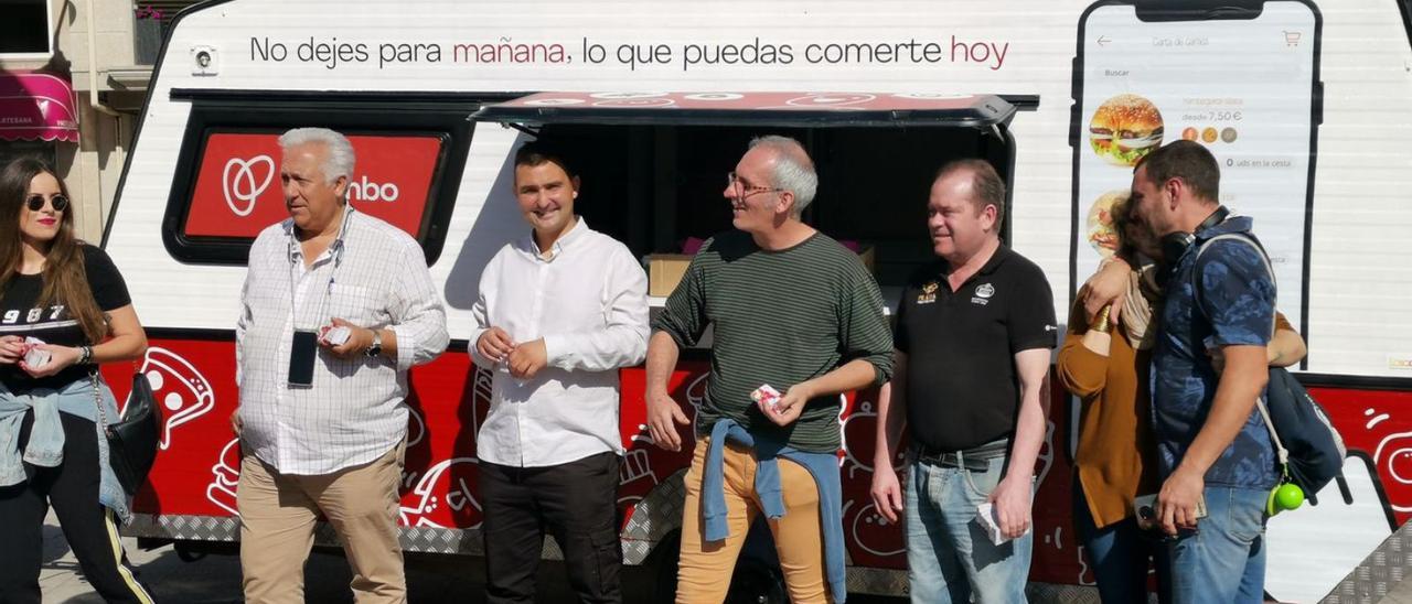 El presidente de Areca, Gustavo Soliño, en la caravana de reparto de comida a domicilio en Cangas.   | // S.Á.