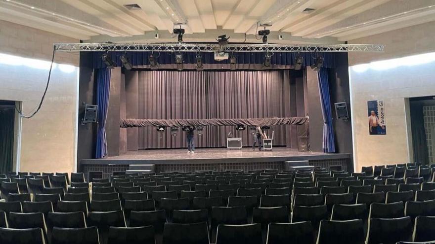 Operarios trabajan en el escenario del Auditorio Antonio Gil de Sant Joan.