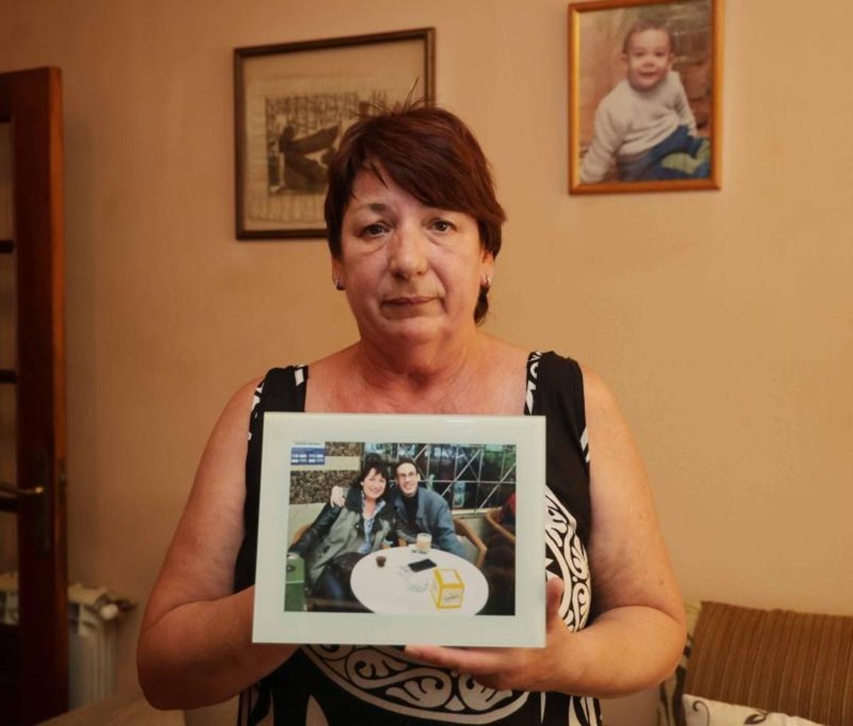 Belén, con los retratos familiares de su hijo Olegario.