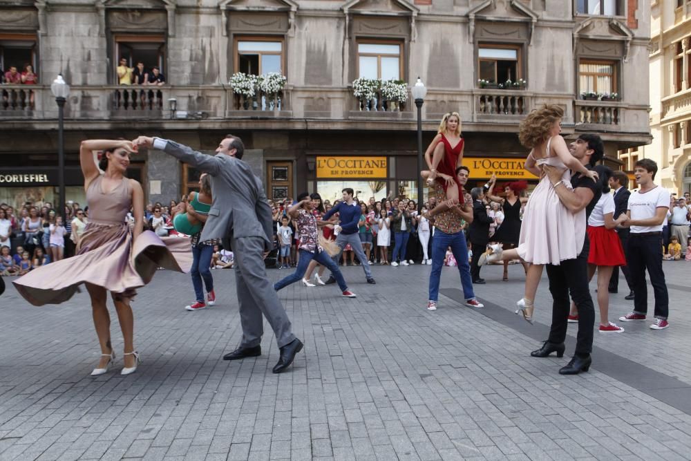 Los artistas del musical "Dirty dancing" hacen una exhibición en la calle en Gijón.