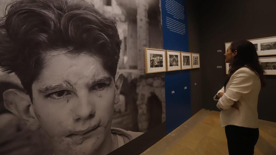 La exposición reúne 114 fotografías que recorren la vida de nueve víctimas de las minas antipersona.