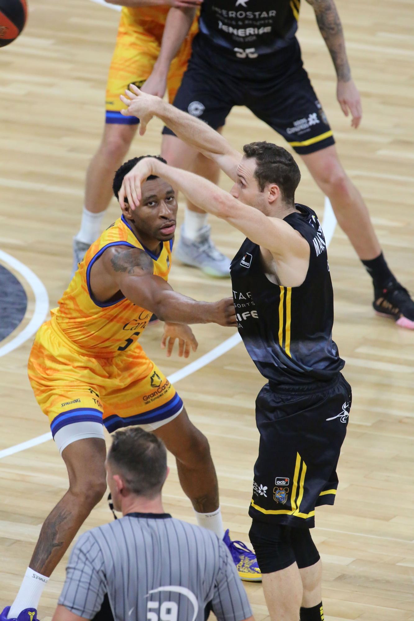 Imágenes del derbi Iberostar Tenerife-Herbalife Gran Canaria