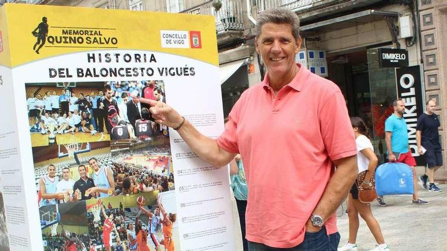 &quot;Indio&quot; Díaz, junto a la exposición de la calle Príncipe. // FDV