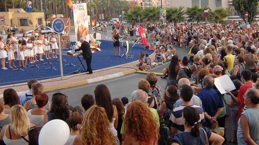 El homenaje se celebra en la plaza de la Diputación.