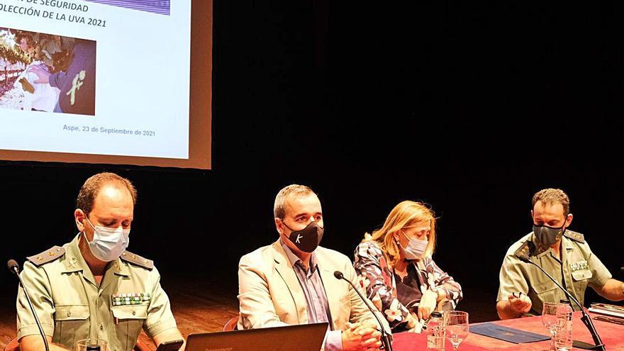 El alcalde de Aspe con los mandos de la Guardia Civil y Araceli Poblador. | ÁXEL ÁLVAREZ