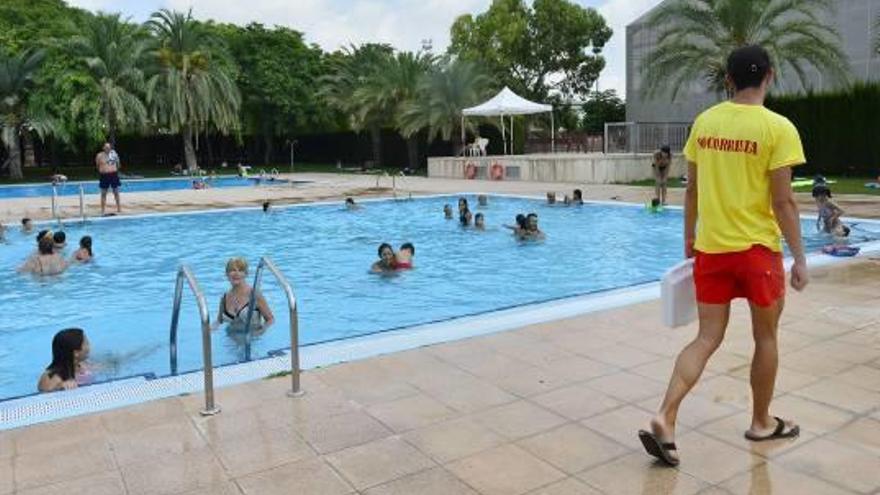 El Ayuntamiento bajó un 50% la multa a la empresa sin desfibriladores en las piscinas