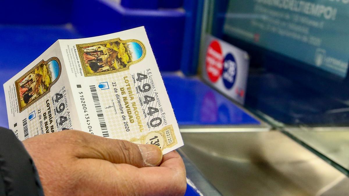 Una persona compra un décimo para el Sorteo Extraordinario de la Lotería de Navidad 2020 en la administración de lotería La Pajarita, en Madrid (España), a 4 de noviembre de 2020. A un mes y medio del tradicional sorteo, la Agrupación nacional de Asociaci