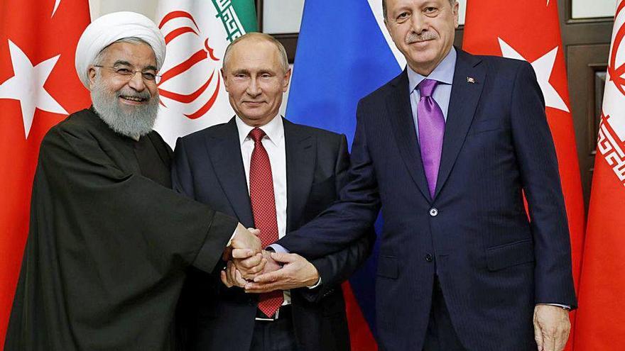 Un encuentro entre Putin y Erdogan, en 2017, junto al presidente iraní Hassan Rouhani, en Sochi (Rusia).