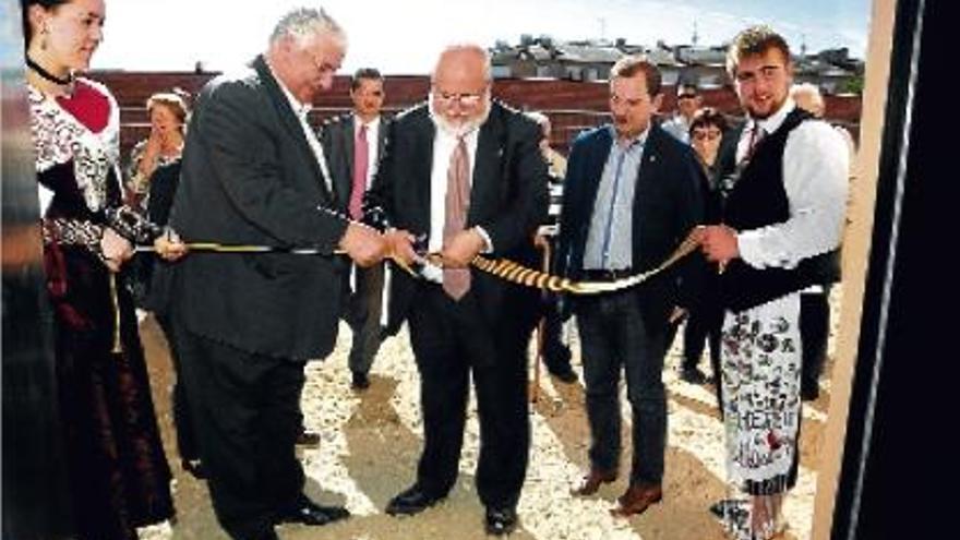 Esteve i Rabeya tallant la cinta inaugural de la nova caldera de biomassa del municipi
