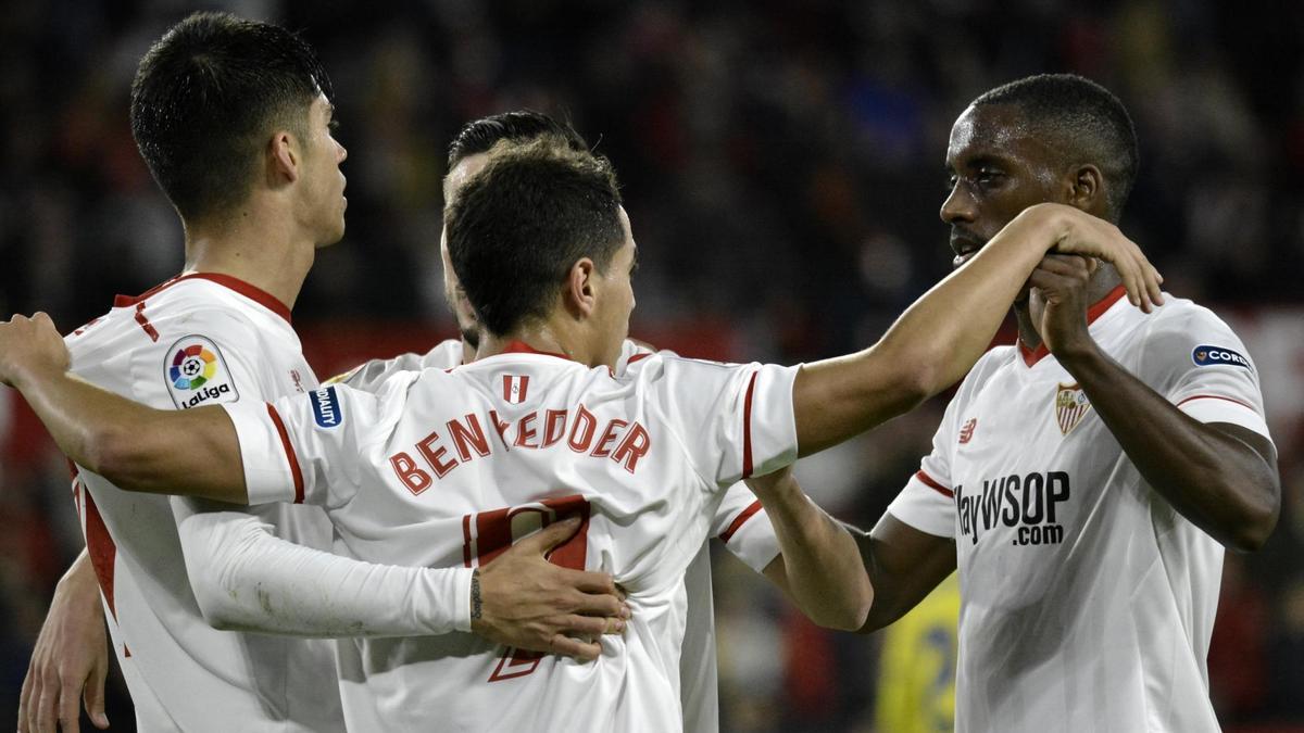 Los jugadores del Sevilla FC celebran el gol de Ben Yedder. / Manuel Gómez