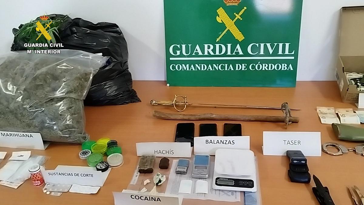 Droga, armas, dinero y otro material intervenido en la oiperación Grisu contra el tráfico de drogas en Peñarroya Pueblonuevo.