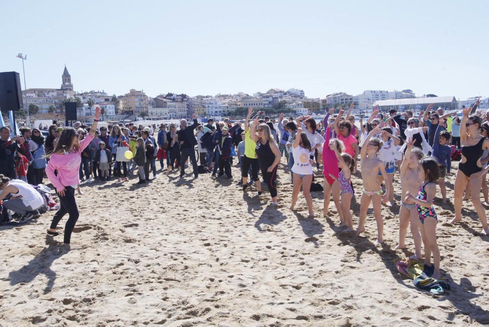 El primer bany de l''any congrega centenars de persones a Palamós