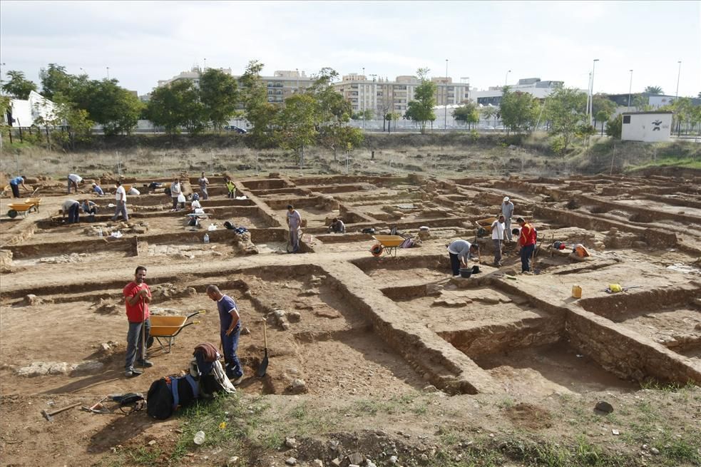 GALERÍA DE FOTOS / Excavación arqueológica en un arrabal califal en un solar del Zoco