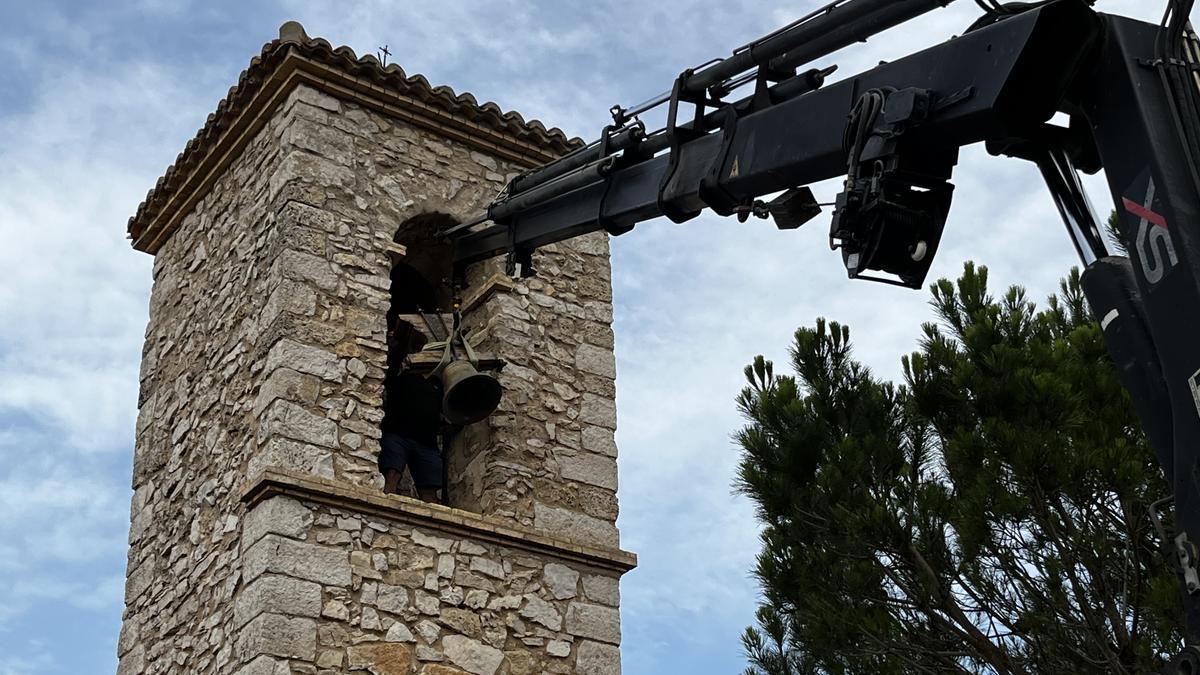 Descuelgan la otra campana de la ermita de Sant Esteve para evitar su robo
