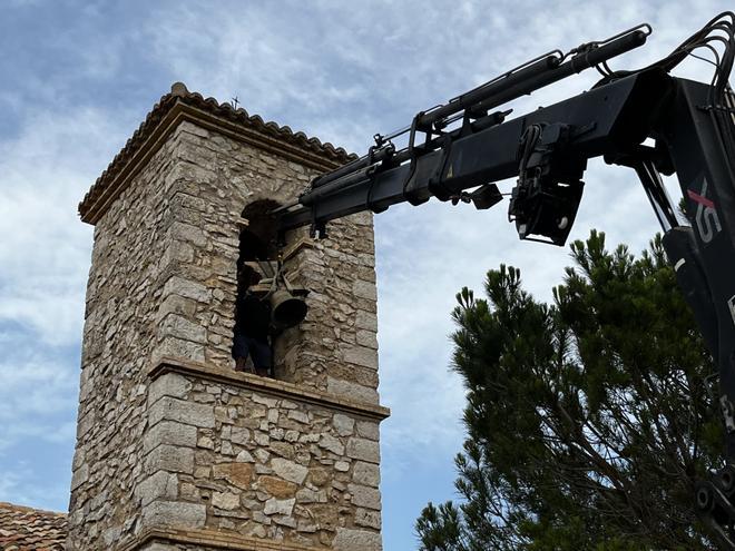 Descuelgan la otra campana de la ermita de Sant Esteve para evitar su robo