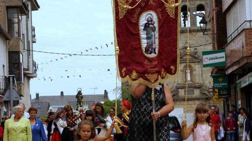 El estandarte abriendo la procesión por las calles de Alcañices.