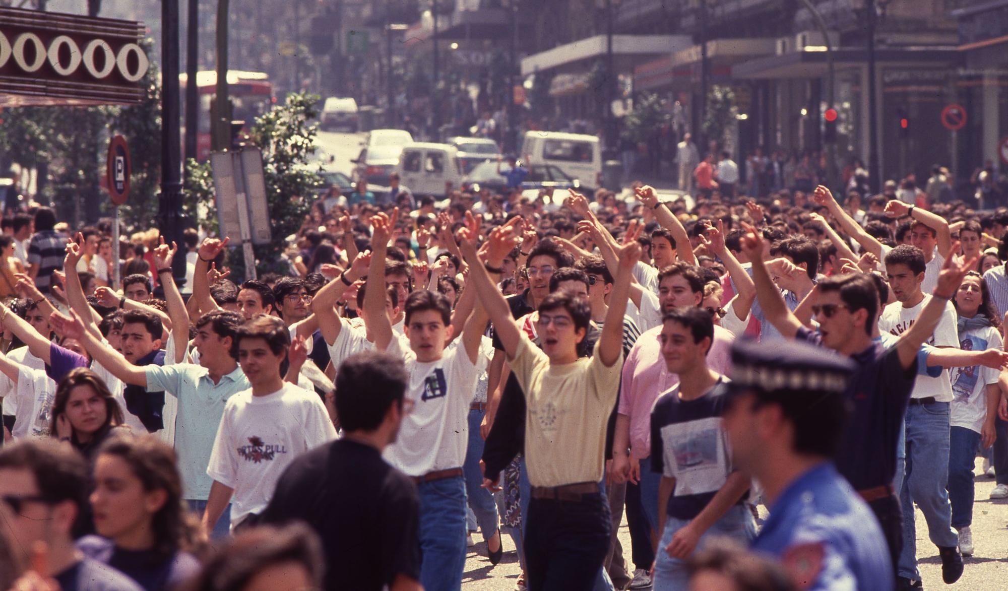 CONFLICTO SELECTIVIDAD 1992. MANIFESTACION DE ESTUDIANTES, PROFESORES Y PADRES DE ALUMNOS TRAS CONOCERSE LA SUSPENSION DE TRES DE LAS PRUEBAS DE SELECTIVIDAD POR FILTRACIONES DE LOS EXAMENES. 18/06/1992. FDV.