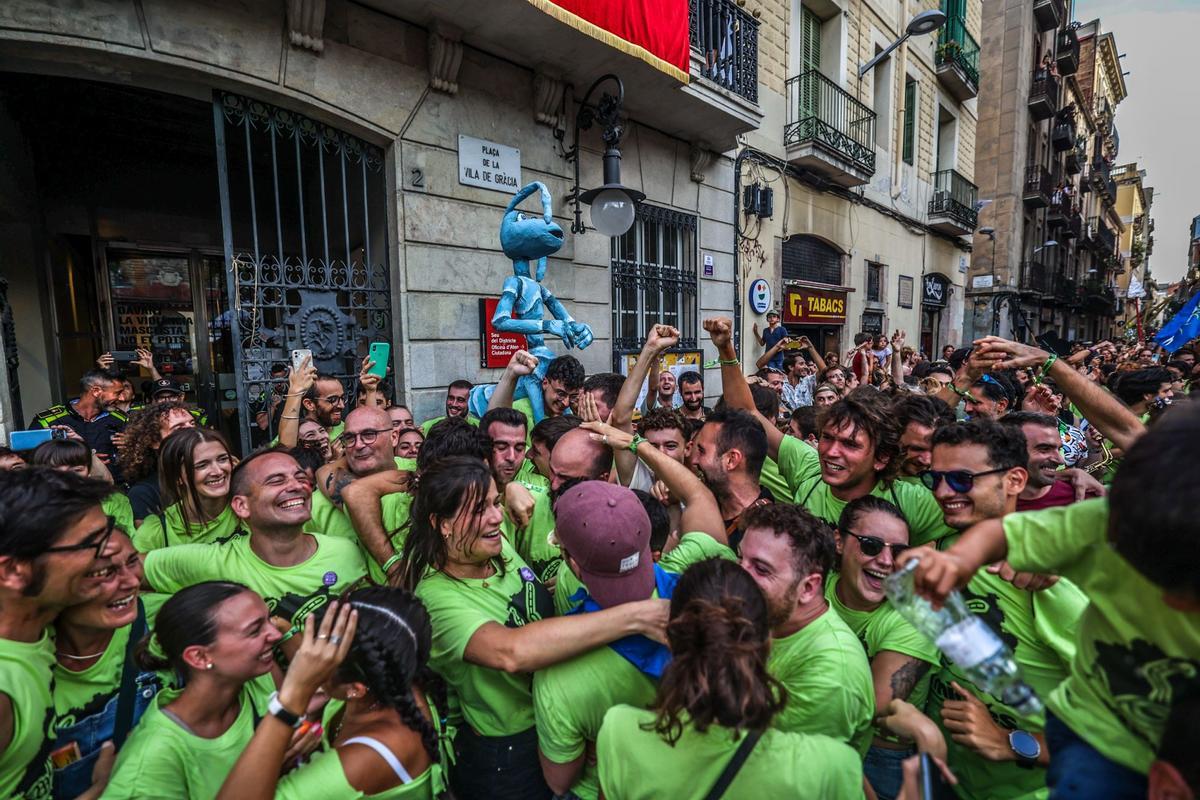 La calle Progrés se ha proclamado ganadora del concurso de decoraciones de la Fiesta Mayor de Gràcia de este año 2023. En esta ocasión, la temática en la que han trabajado los vecinos ha sido la película Bichos, bajo el nombre de Formigres.