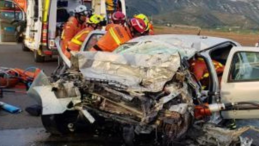 Momento en que los bomberos excarcelaban a la fallecida