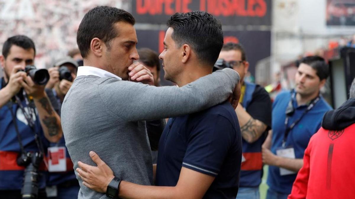Francisco Rodríguez se abraza con su homólogo en el banquillo rival