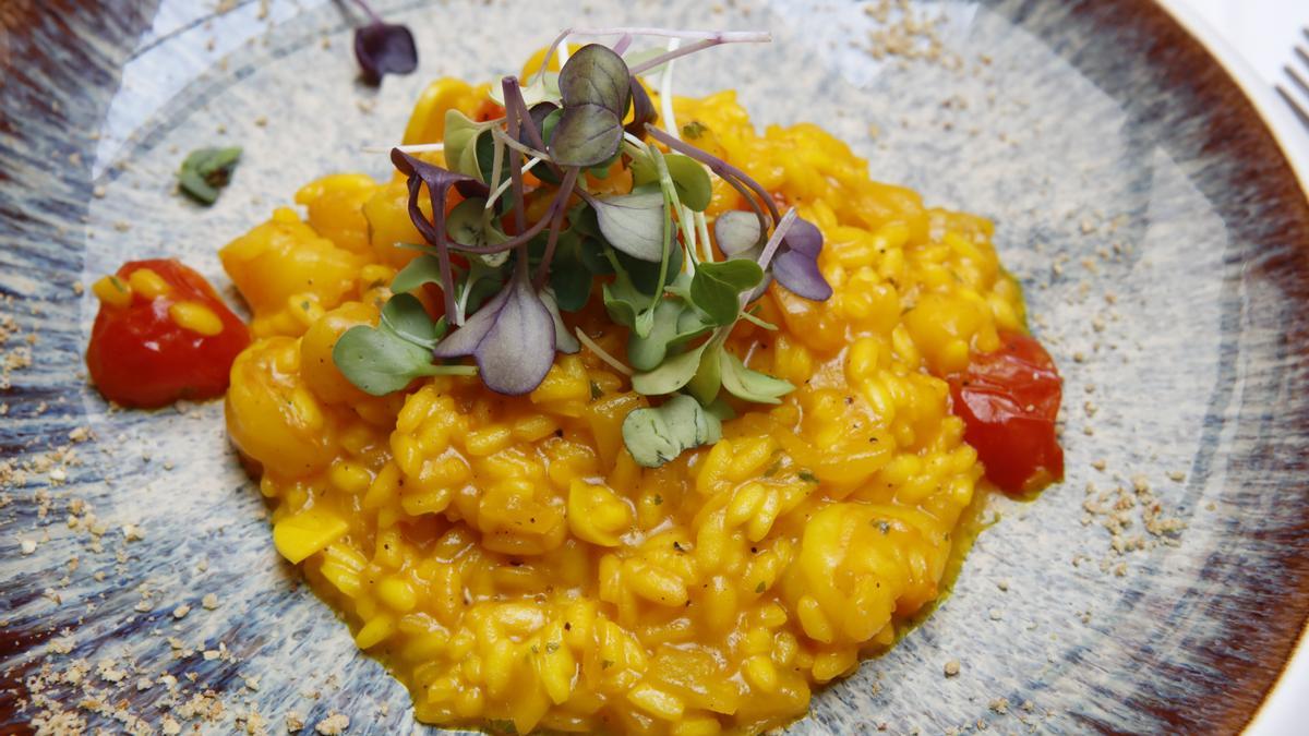 Risotto mit Mango und Garnelen.