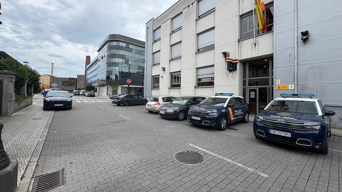 La comisaría de policía, en primer término, con el hotel en el que perpetró el atraco con violencia el detenido al fondo, a escasos 30 metros.