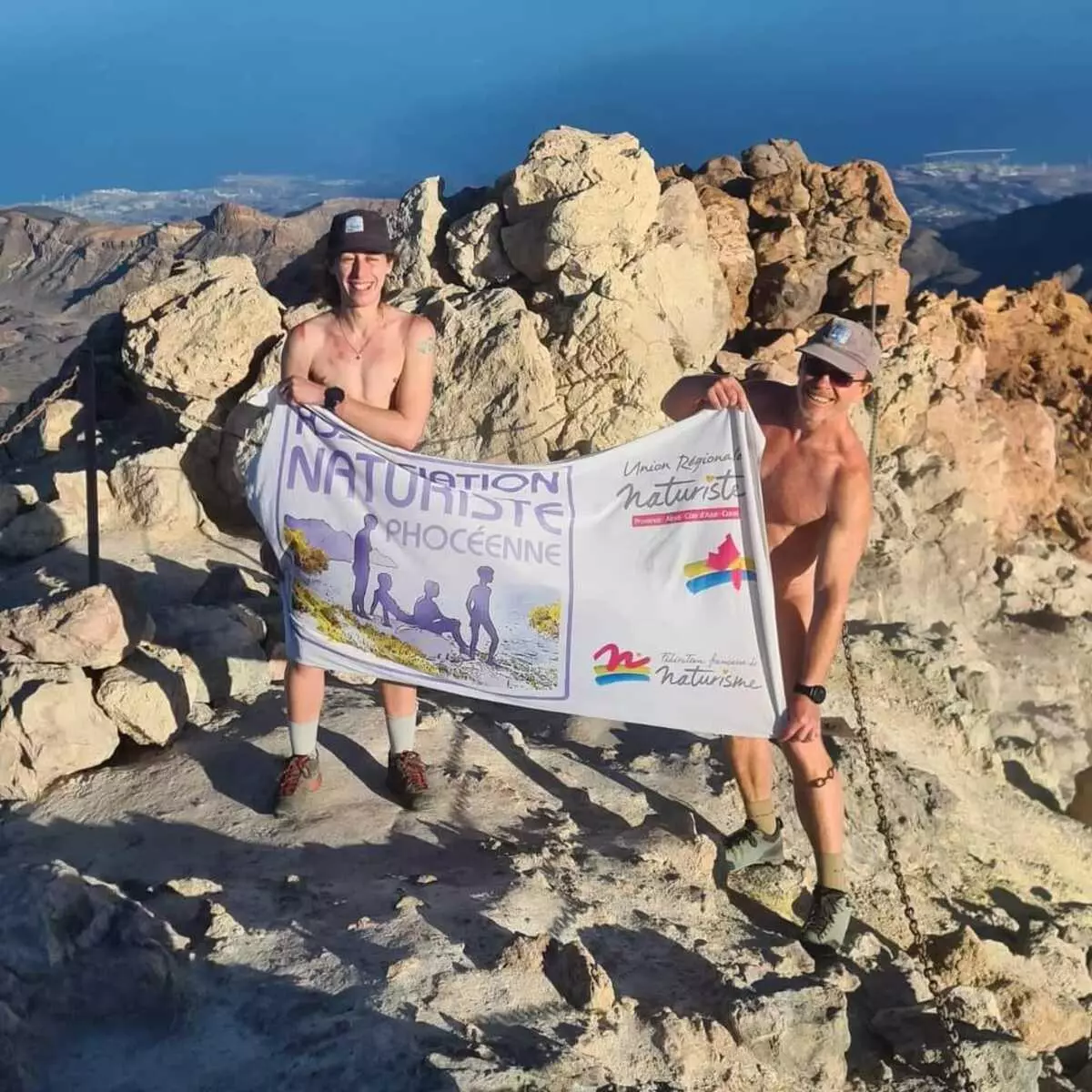 Dos hombres suben hasta el cráter del Teide y se quedan completamente desnudos