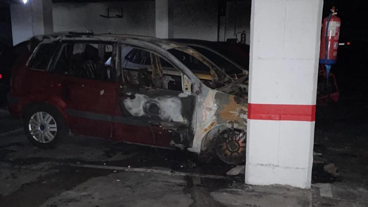 El coche calcinado en el incendio de Siete Palmas.