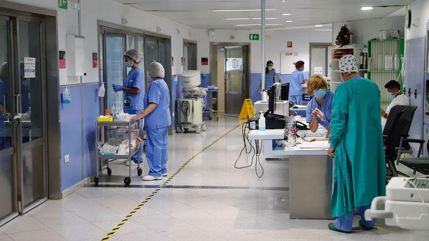 Enfermeras en la UCI del hospital Reina Sofía