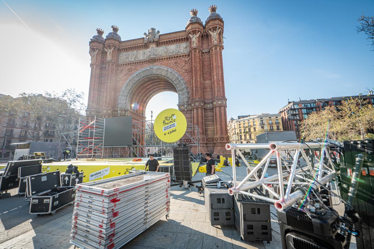 Preparativos en Arc de Triomf para la fiesta de los 100 días para el Grand Départ del Tour en Barcelona.