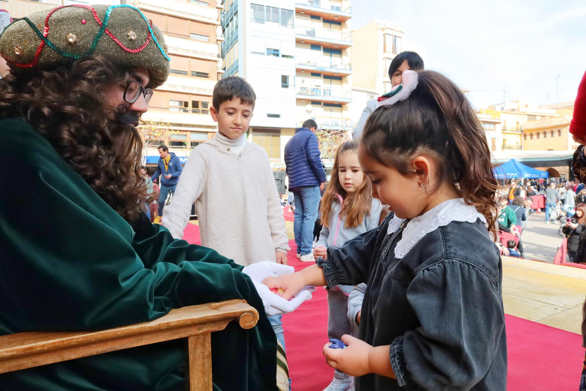 Multitudinaria entrega de las cartas de los niños de Vila-real a los pajes reales