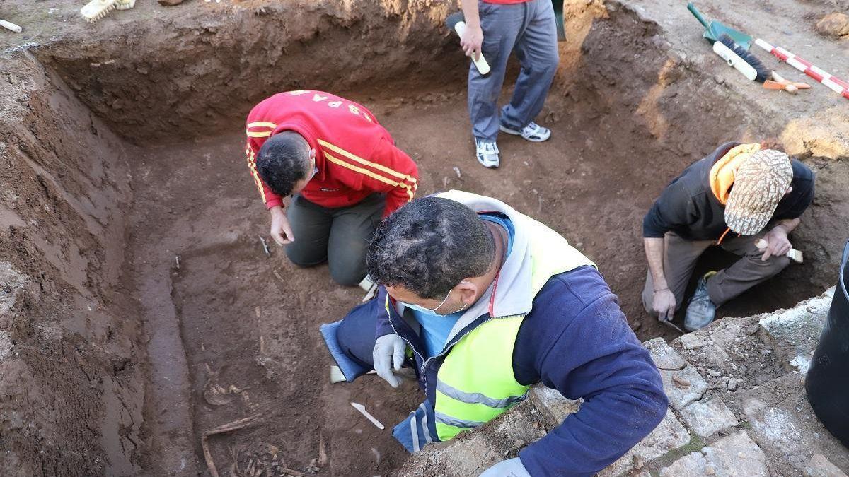 Trabajos en el cementerio de la Salud.