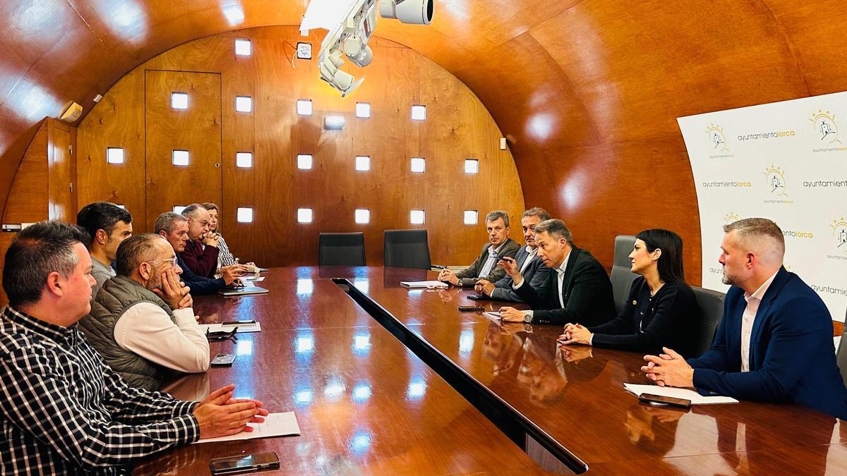 Reunión entre el Ayuntamiento y una representación de los empresarios del curtido de Lorca.
