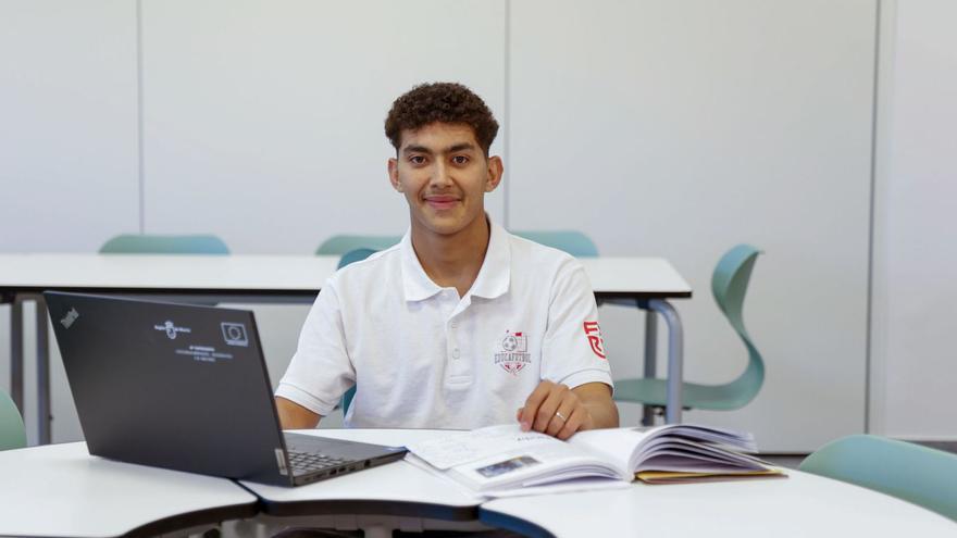 Mohamed Amine Laraich, estudiando en un aula del IES Bartolomé Pérez de Lorca.