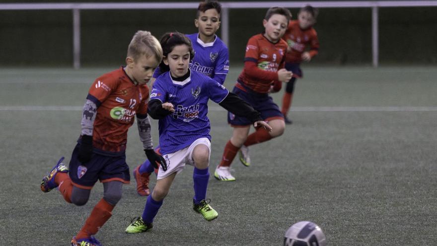 Imagen de un partido jugado ayer en Navia. | // JAVIER TENIENTE