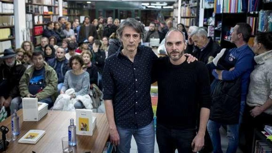 Juan Tallón y Tito Asorey, que acompañó en la presentación. // Brais L.