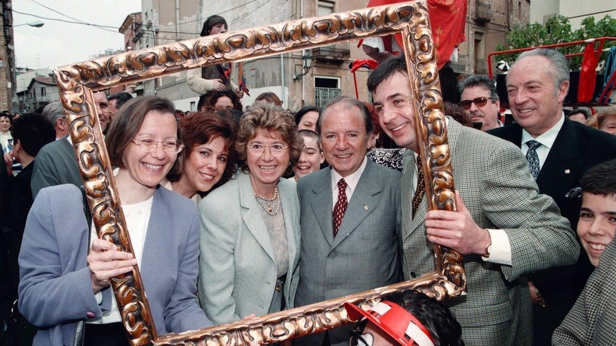 Núñez y su esposa, en la fiesta de la Penya Blaugrana de Mollet, en abril de 1996, con la entonces alcaldesa de la localidad, Montserrat Tura.