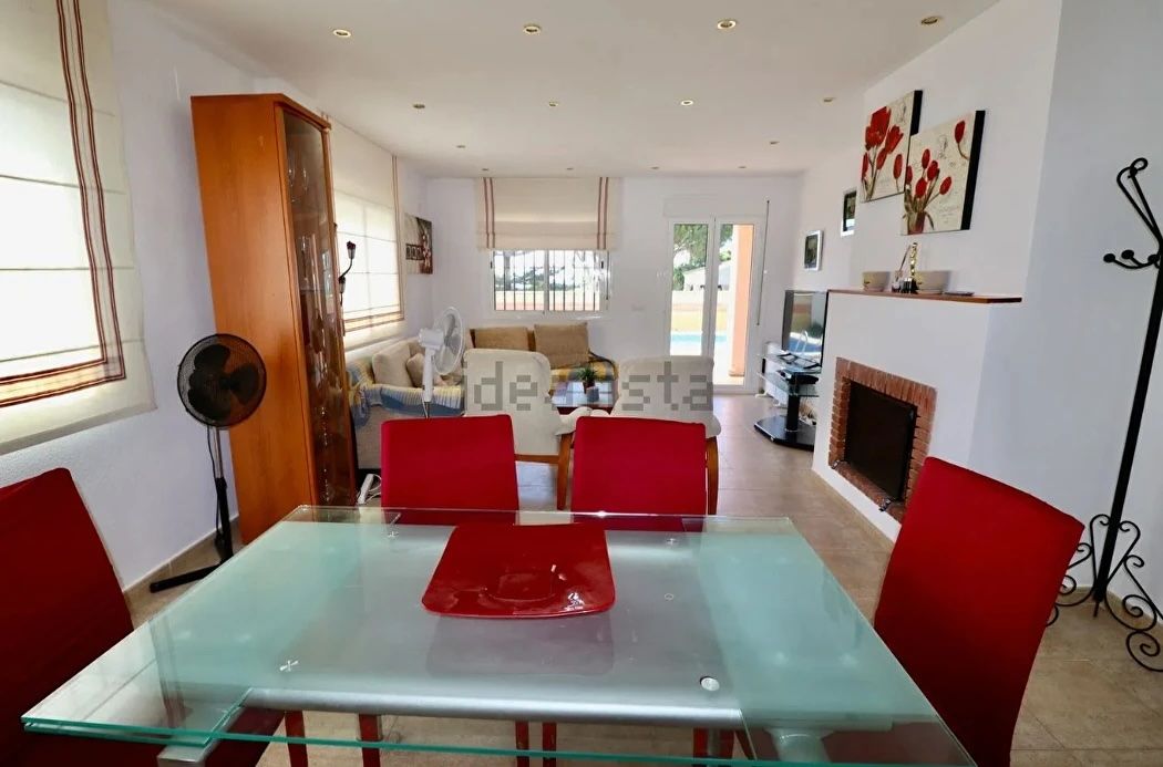 El salón comedor de la casa de Lucas en Conil de la Frontera