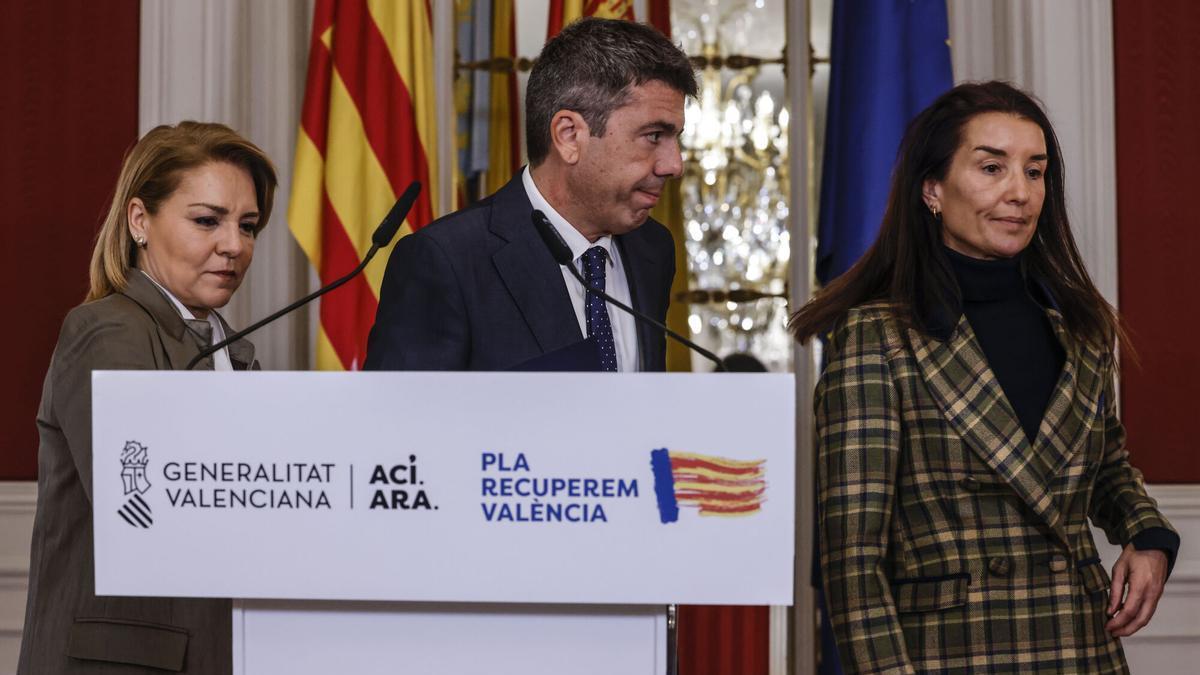 El president de la Generalitat, Carlos Mazón, acompañado de la consellera de Economía y Hacienda, Ruth Merino, y por la vicepresidenta de la Generalitat, Susana Camarero