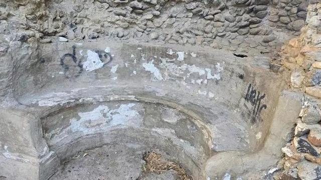 Pintadas y falta de conservación en las termas romanas de San Pedro, en una imagen de Opción Sampedreña. | L.O.