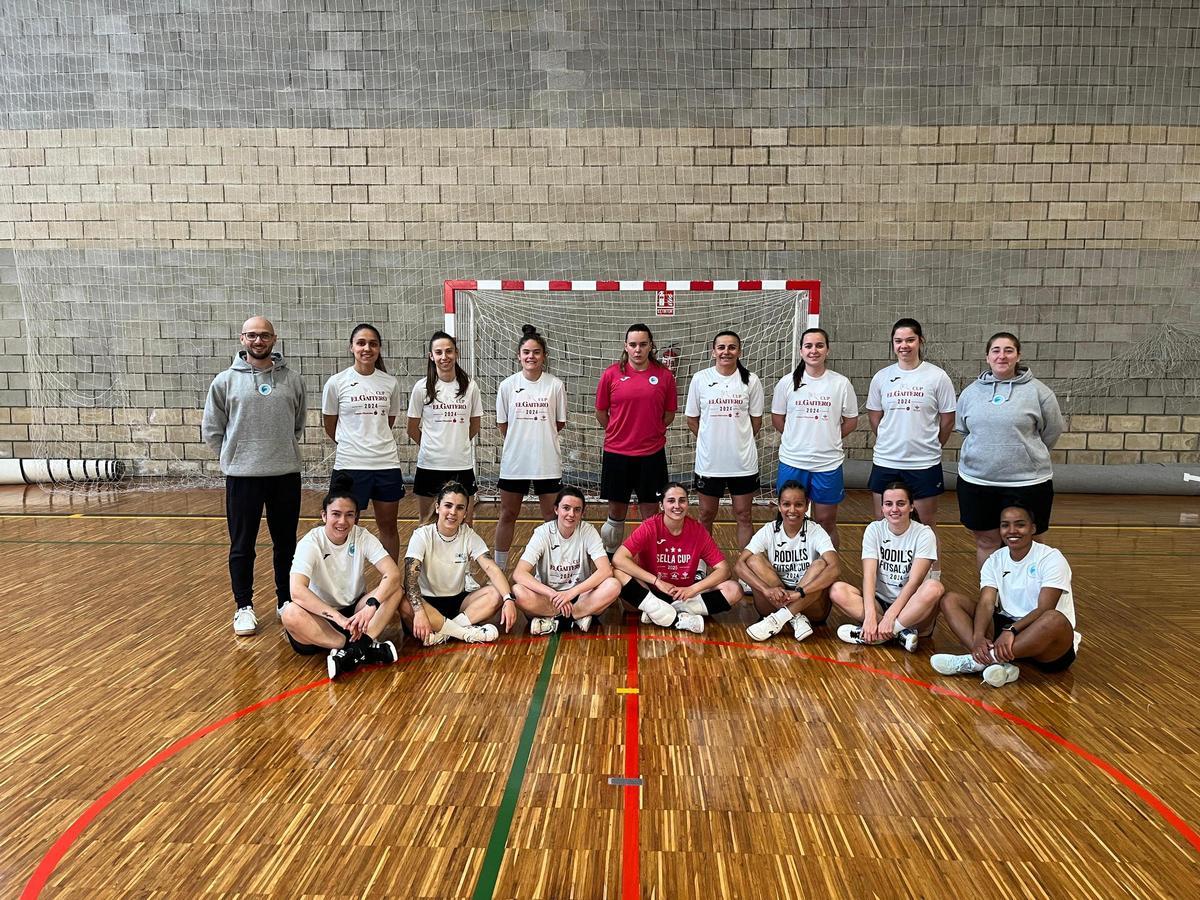 El Gaitero Rodiles, en un entrenamiento de esta semana en el polideportivo de Villaviciosa. De pie, por la izquierda, Guillermo Arribas, primer entrenador; Yasmin Marcelos, Angela Guimarães, María Casado, Irati Martín, Jane Marques, Lucía Villazón, Clara Rodríguez y Jessica Fernández, segunda entrenadora. Sentadas, Gabi Machado, Nicole Simonetti, Patri Rodríguez, Zaira Obaya, Dani Fleitas, Sofía González y Deisi Garcia.