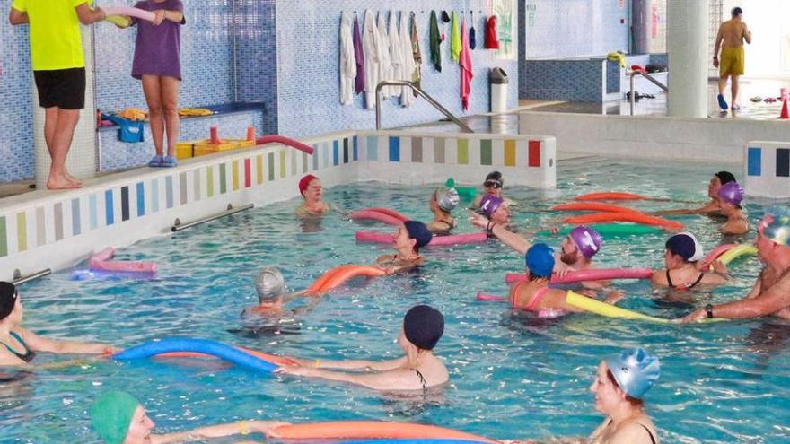 Una veintena de socios de Aenfipa participaron en una clase de gimnasia acuática contra la fibromialgia que tuvo lugar en el parque lúdico de Talasoponiente.