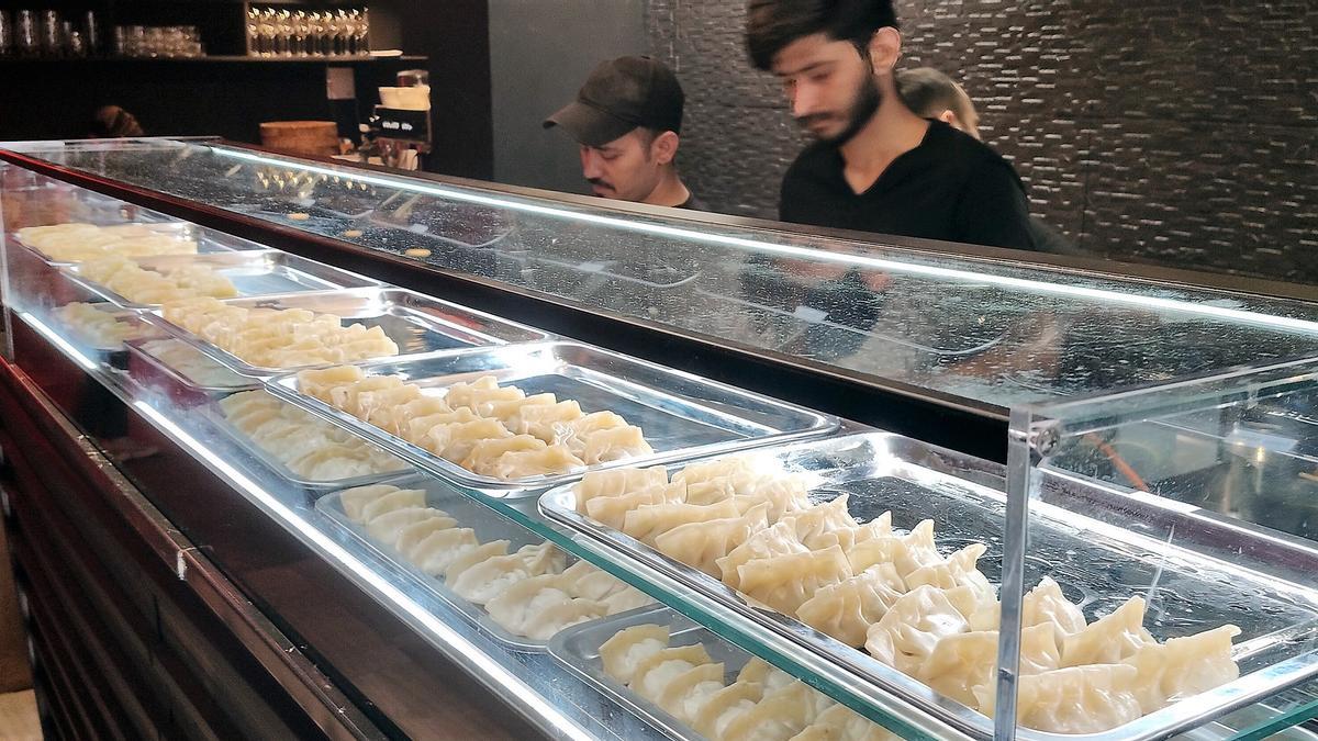 La cocina de Gyoza House está situada en la entrada del local.