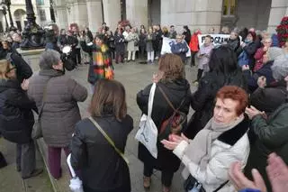 Cacerolada en María Pita de trabajadores y usuarios de los talleres de programa Lecer en el Ágora y el Fórum